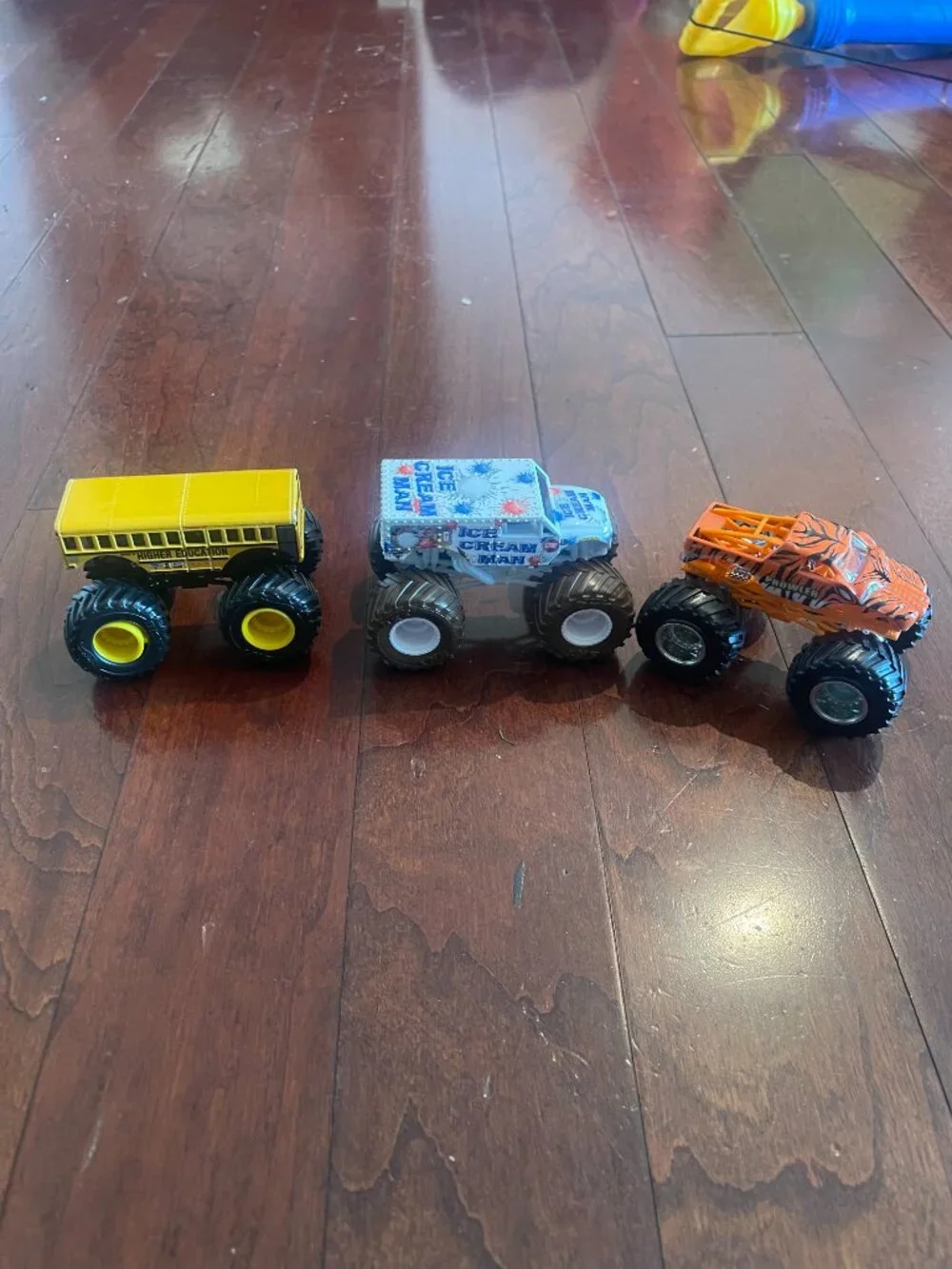 Hot Wheels Monster Jam Grave Digger Storage Case + 15 Trucks